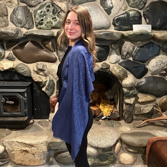 Gucci Blue Logo Women's Scarf - Picture 5 of 6
